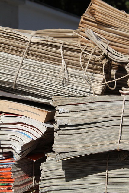 Prawidłowe magazynowanie odpadów polimerowych przed budową drogi.